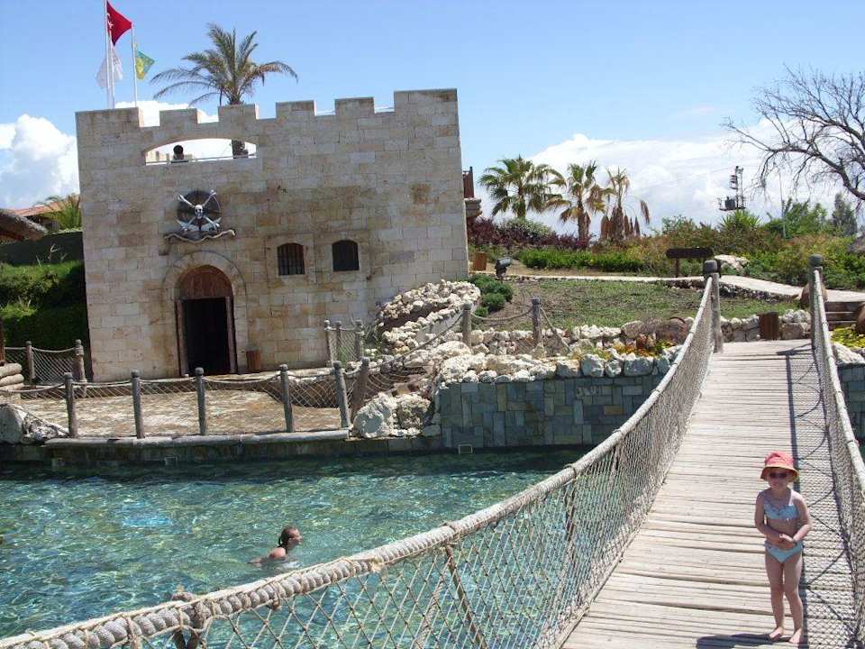 Brücke zur Piratenburg-Crazy River Club Grand Side