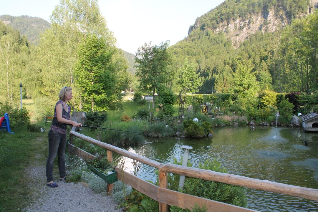 Die Wirtin am Forellenteich, fangfrisch! Gasthof Griesenau