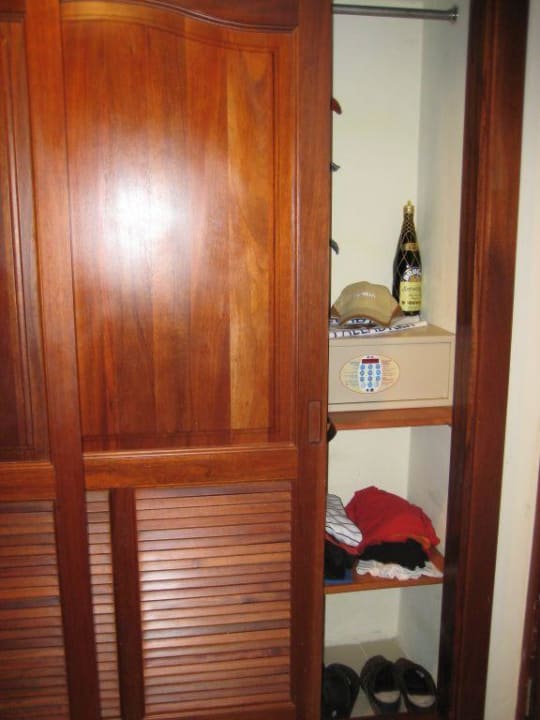 Kleiderschrank mit Safe Hotel Grand Palladium Palace Resort, Spa & Casino