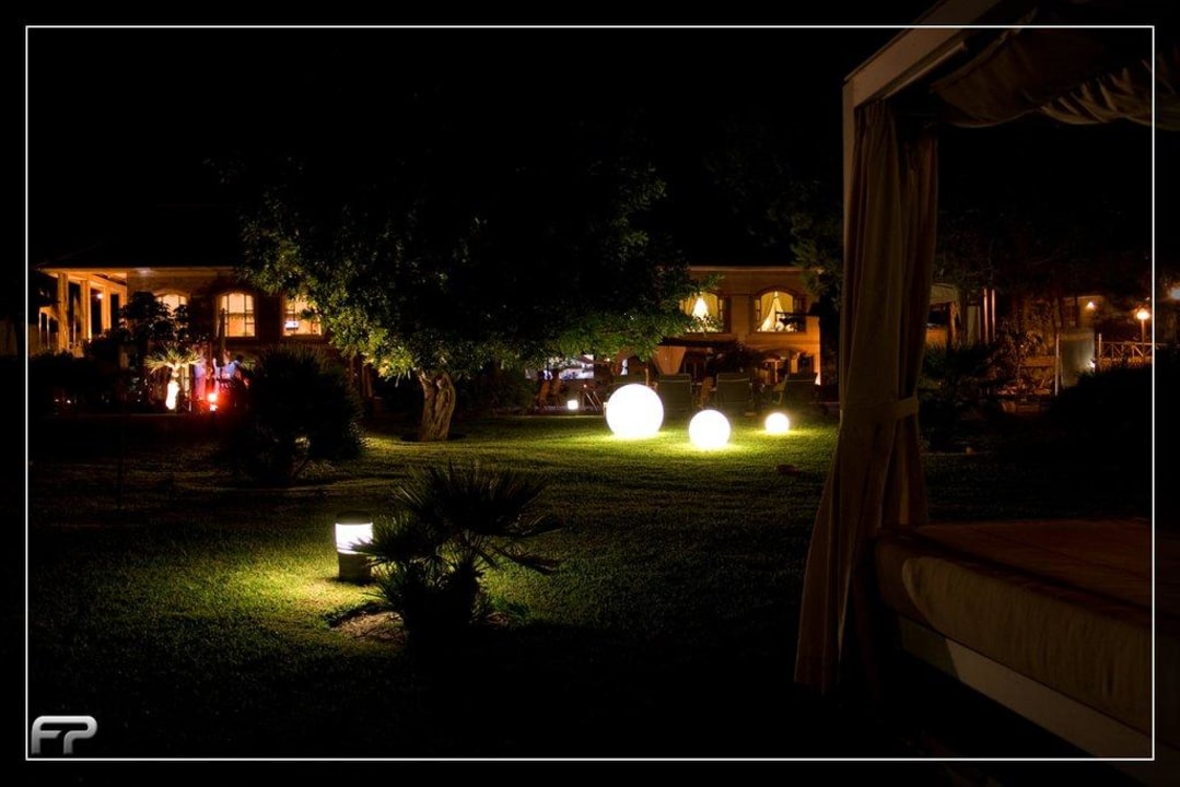 Gartenanlage bei Nacht VIVA Cala Mesquida Suites & Spa 16+