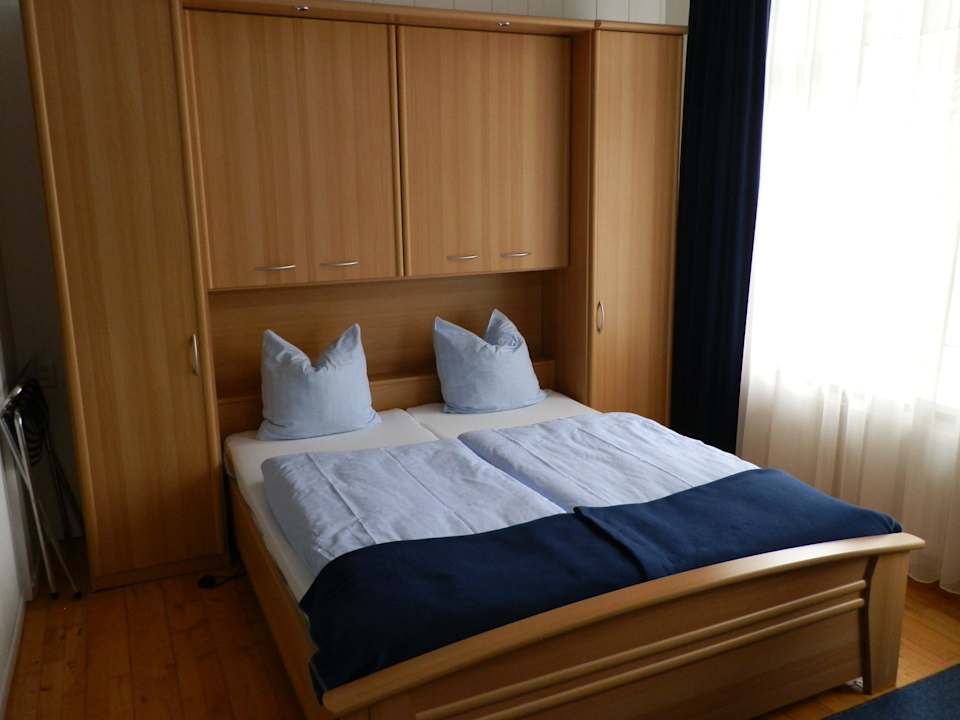 Bett im offenen Zimmer Hotel De Ruyter