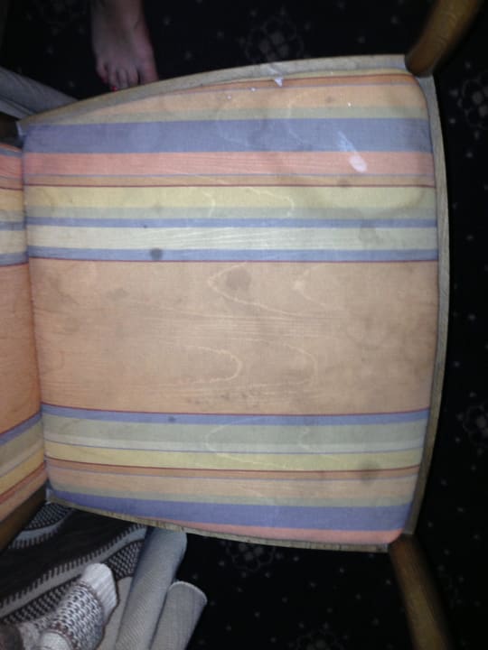 Schmutziger Schreibtischstuhl acom Hotel Berlin Kurfürstendamm