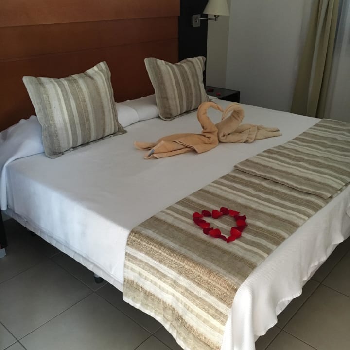 Bett HL Miraflor Suites Hotel