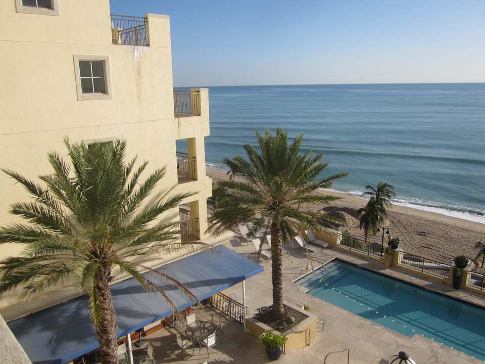 Blick vom Balkon auf Pool & Meer Hotel The Atlantic Resort & Spa
