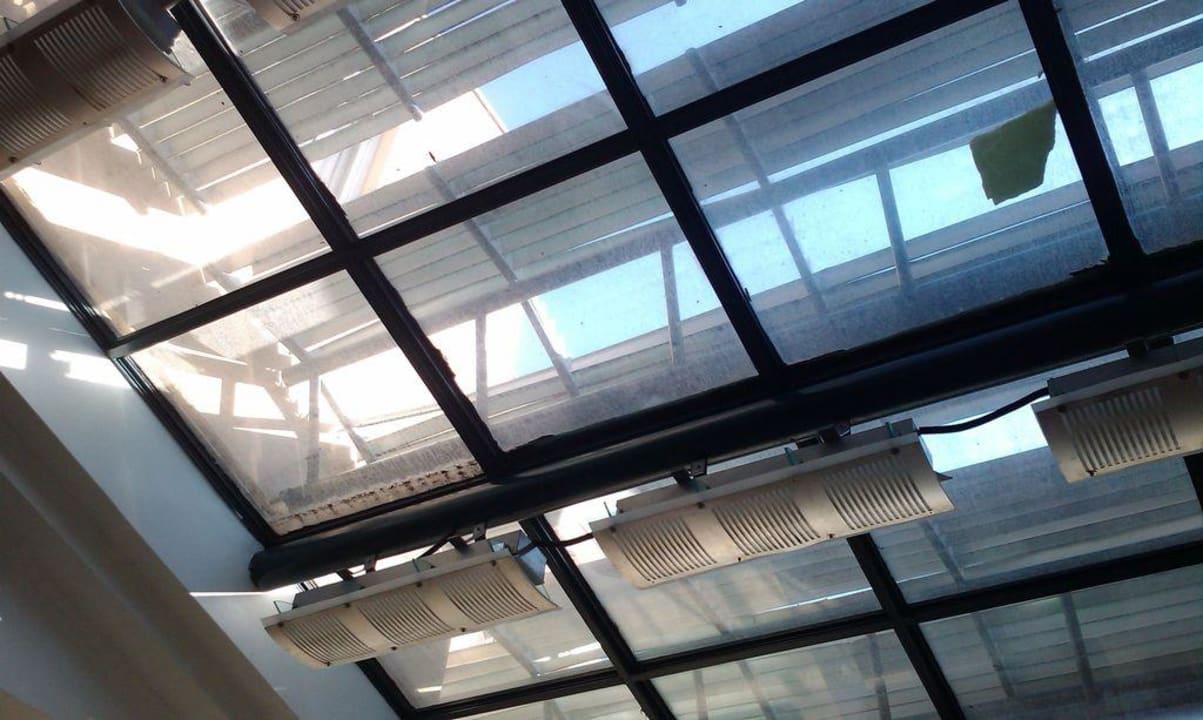 Verschmutzte Hotelverglasung Le Jardin Resort