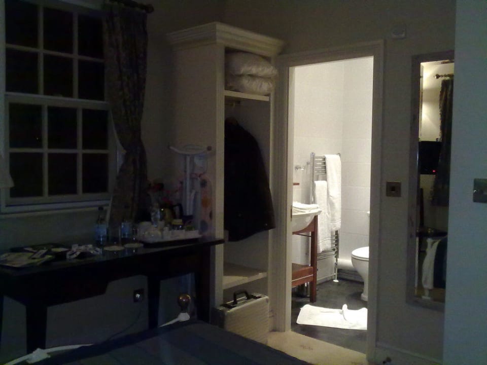 Schreibtisch, Garderobe und Bad The Pilot Inn - Greenwich