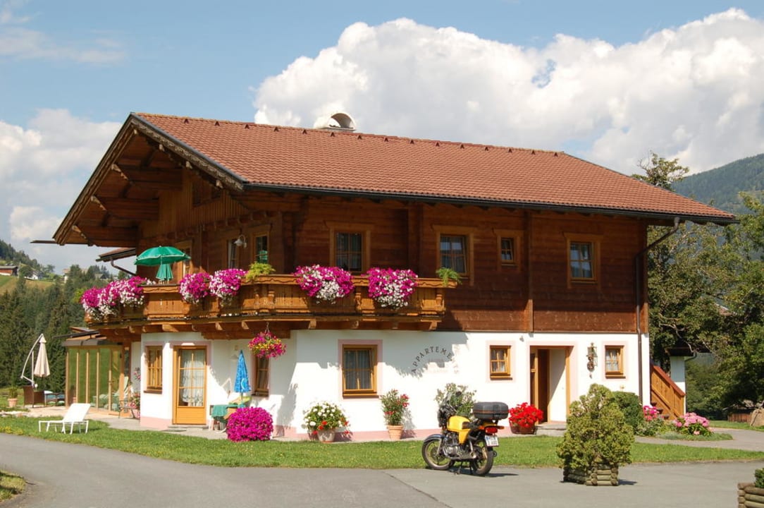 Nebengebäude mit neuen Appartments und Wellness Hotel Alpenhof Wolayersee