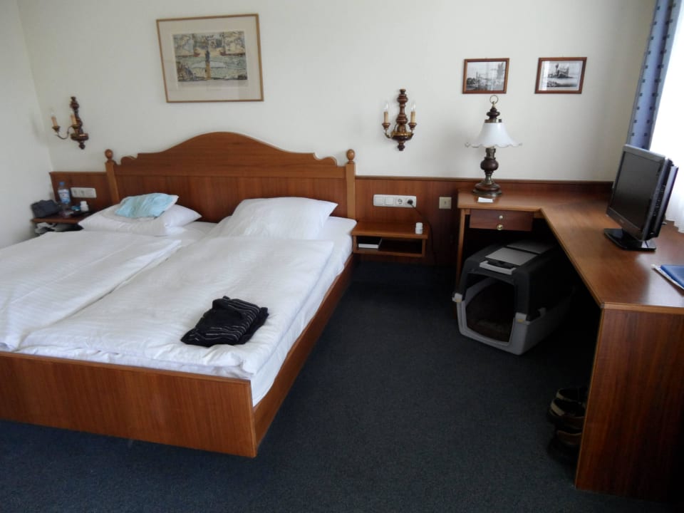 Blickrichtung aufs Bett Gästehaus Charlotte