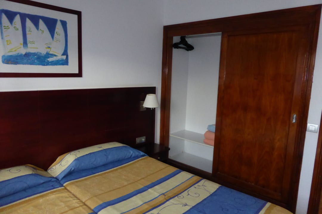 Schlafzimmer mit Kleiderschrank Hotel Floresta
