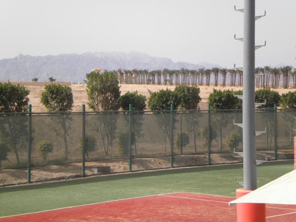 Blick vom Tennisplatz zu den nahegelegenen Bergen Cleopatra Luxury Resort Makadi Bay