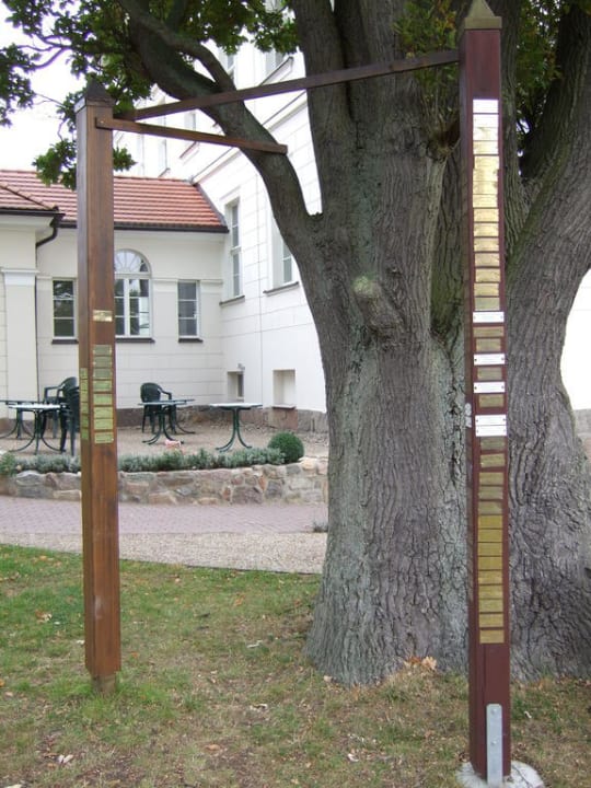 Pfähle mit Hochzeitsplaketten Hotel Schloß Wedendorf