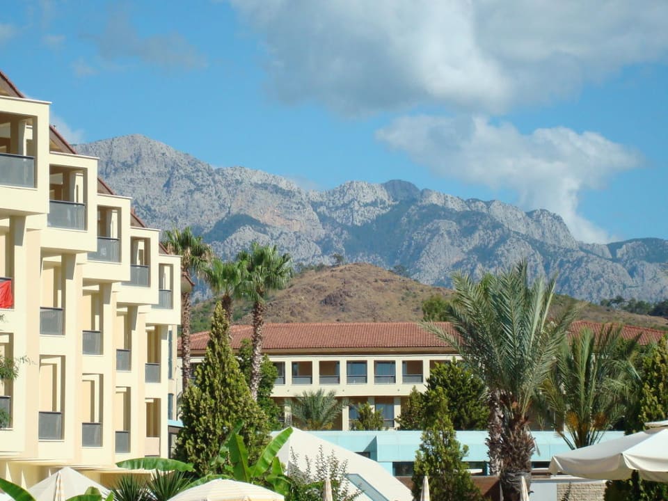 Wunderschöne Berge im Hintergrund Le Jardin Resort