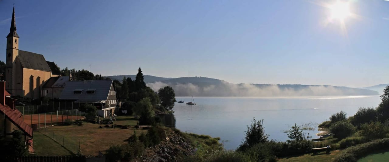 Ranní výhled z balkonu na Lipno Garni & Apartment Hotel Albatros
