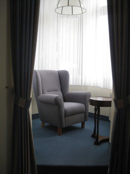 Ruhige Sitzmöglichkeit in der Bibliothek Göbel's Vital Hotel Bad Sachsa