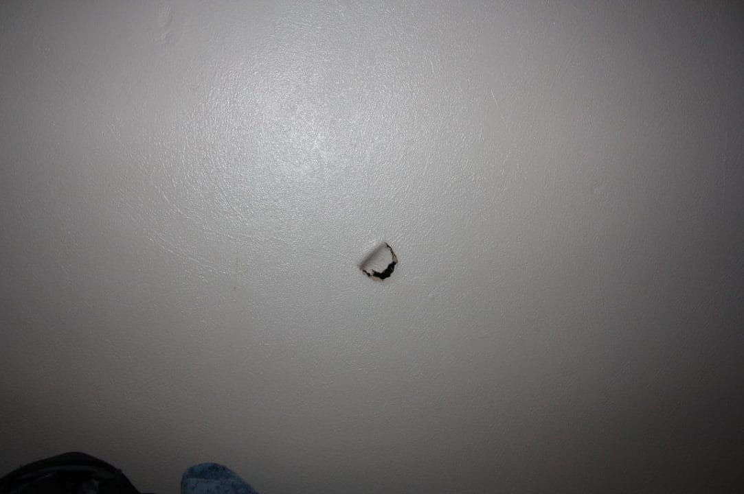 Loch in der Wand neben dem Bett am Kopfende Hotel Smart Hyde Park View