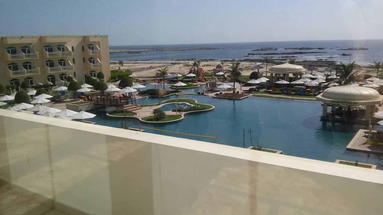 Blick über die Poolanlage zum Strand hin Wyndham Garden Salalah Mirbat