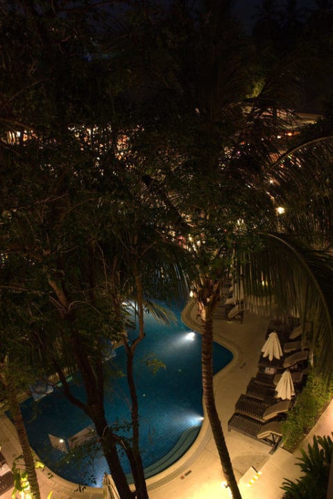 Pool bei Nacht Holiday Inn Resort Phuket Surin Beach by IHG