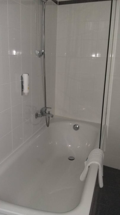 Badewanne mit Duschabtrennung Dom Hotel Augsburg