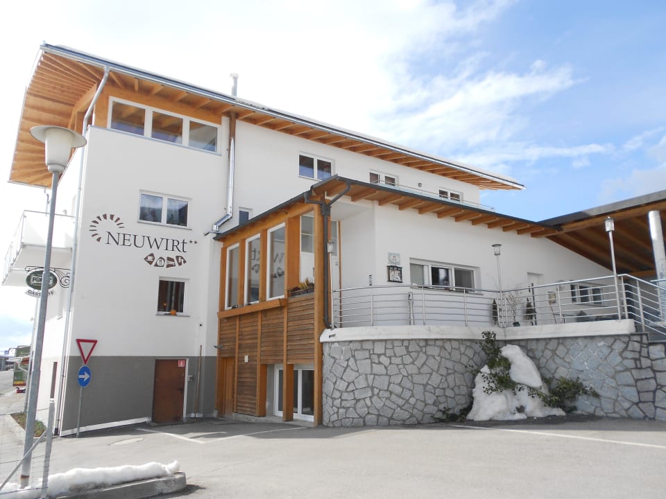 Haus Neuwirt vom eigenen Parkplatz aus gesehen Gasthof Neuwirt