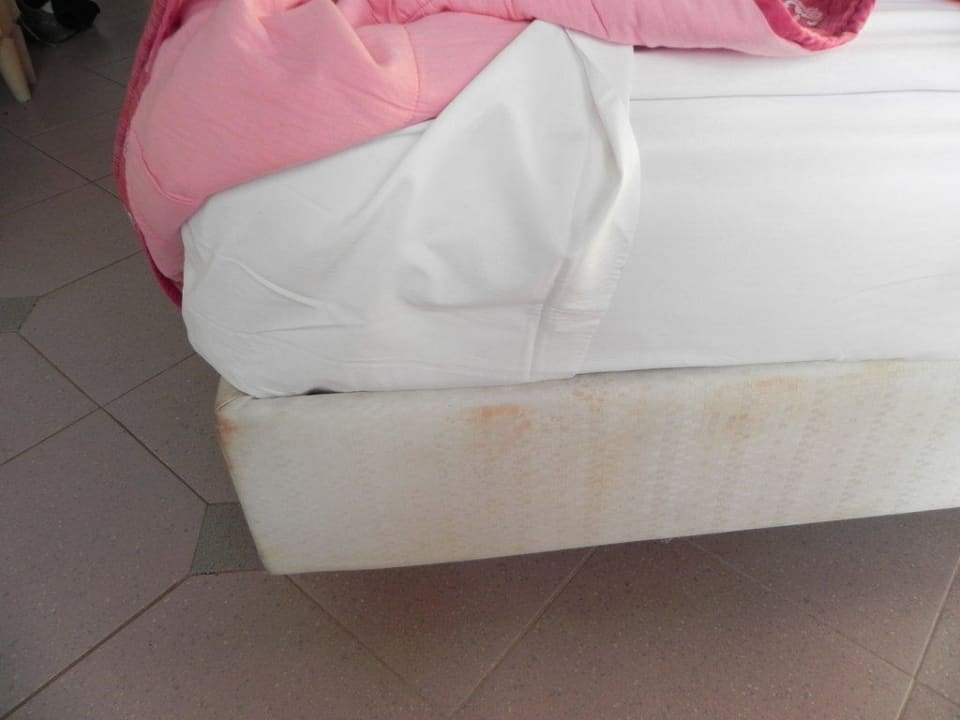 Matratze und Bett sehr dreckig Mitsis Rodos Village