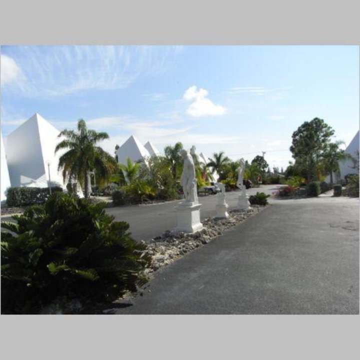 Blick die Zufahrtstrasse rauf Pyramids in Florida