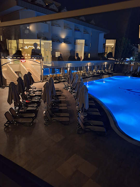 Pool Side Breeze Hotel