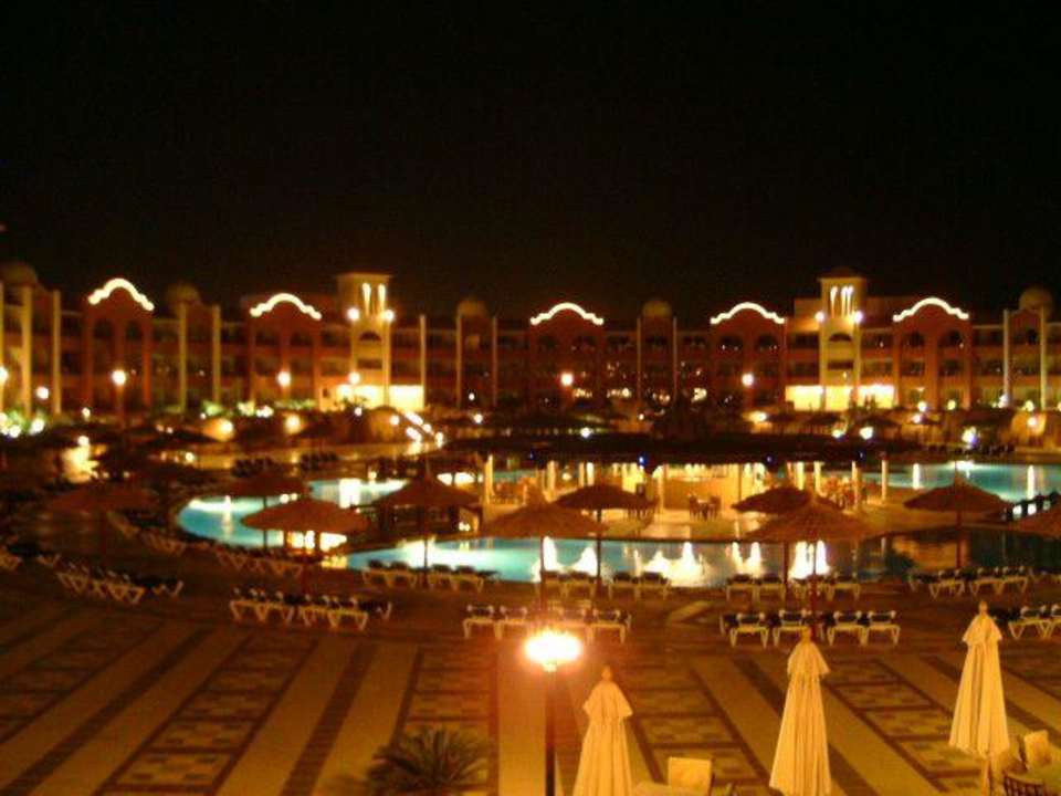 Anlage bei Nacht Tirana Aqua Park Resort