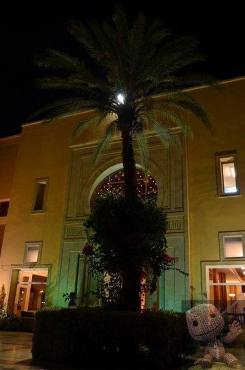 Jedno z wyjść na teren hotelu Nour Palace Resort & Thalasso