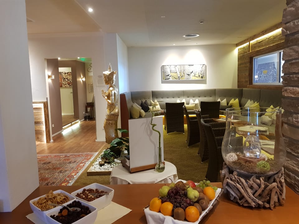 Getränke und Obst im Wellnessbereich. Hotel Panorama Royal