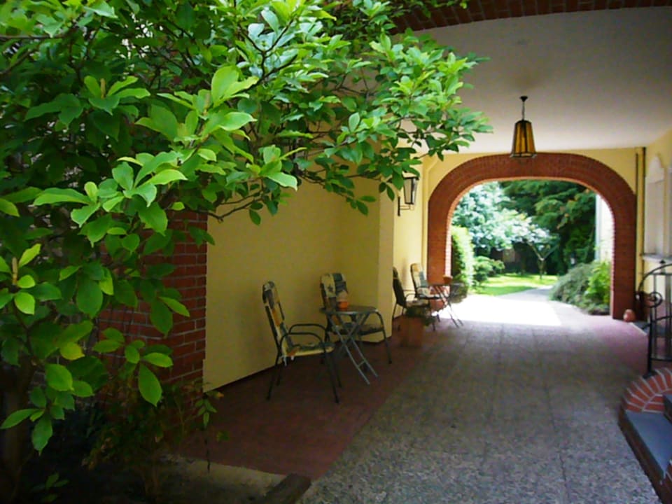 Torbogen mit Raucherbereich Hotel Helenenhof