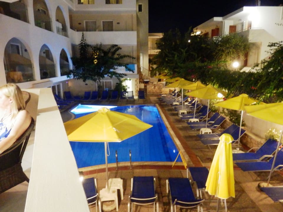 Zwembad bij avond Dimitrios Beach Hotel