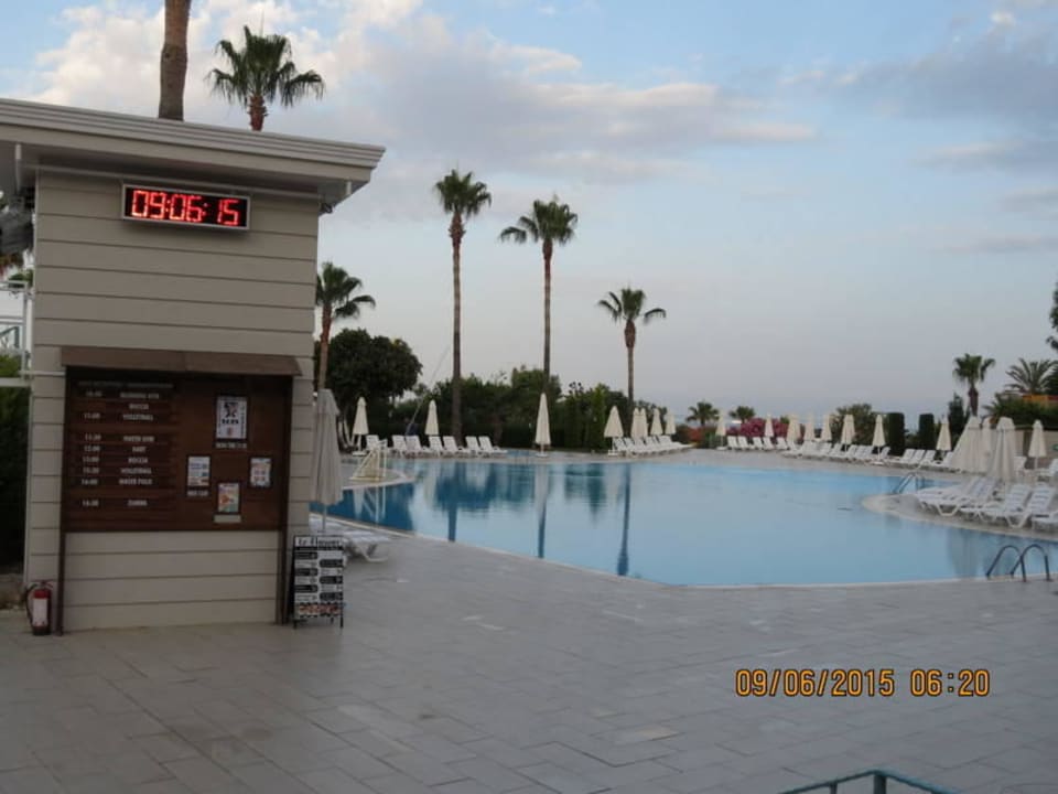 Einer der Pools Iz Flower Side Beach Hotel