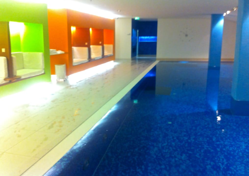 Sehr gepflegter Pool- und Wellnessbereich SIDE Design Hotel Hamburg