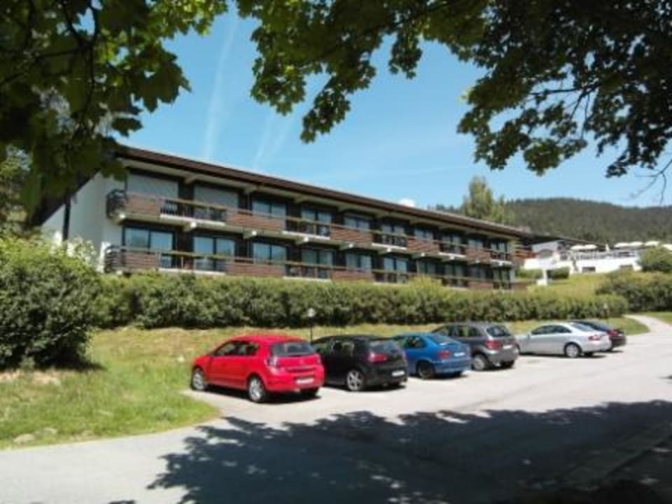 Einer der Anbauten mit Parkplatz Hotel Sonnenhof