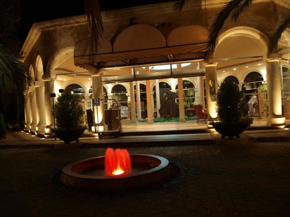 Eingang bei Nacht Lago Garden