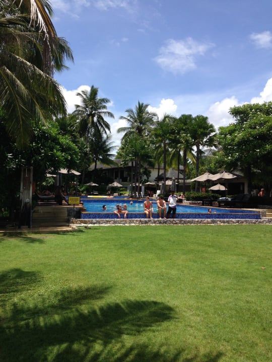 Pool direkt an Strand La Flora Khao Lak