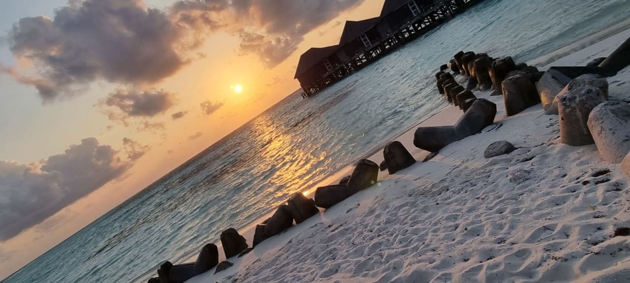 Strand Kuredu Island Resort & Spa