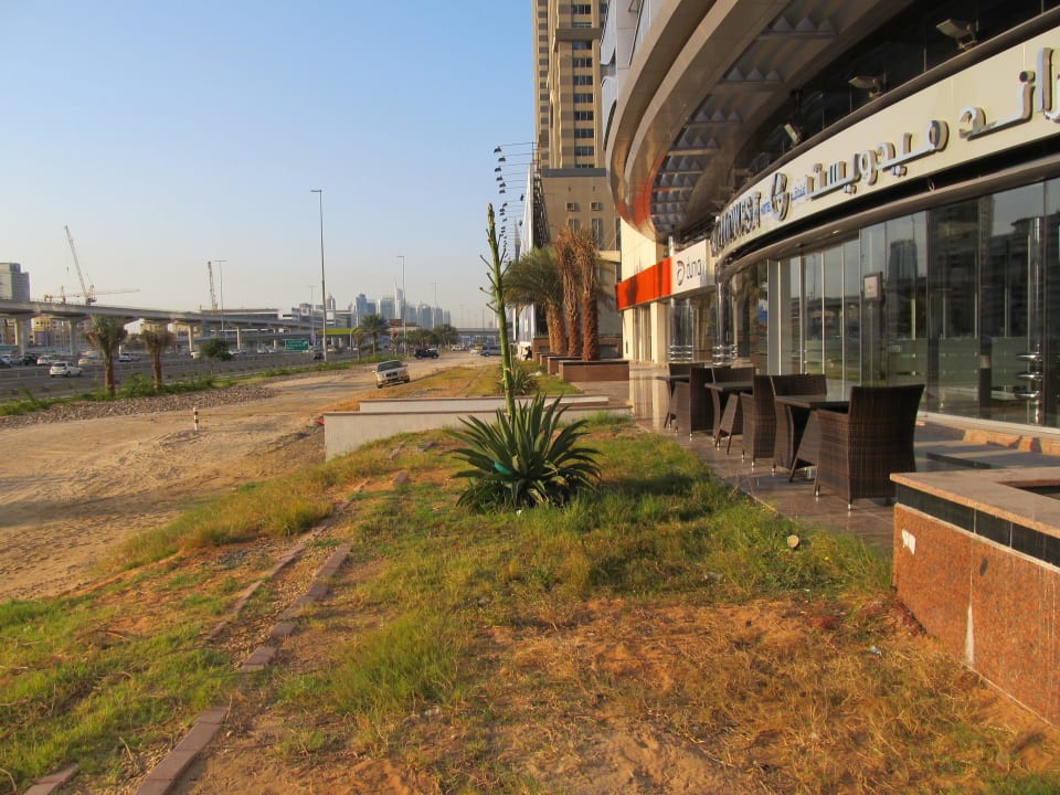 Verdreckte Aussenterrasse an der 12-spuriger Autobahn Staybridge Suites Dubai Internet City, an IHG Hotel