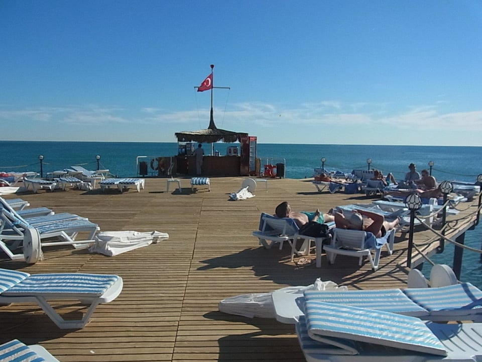 Hotelsteg über dem Meer Saturn Palace Resort Hotel