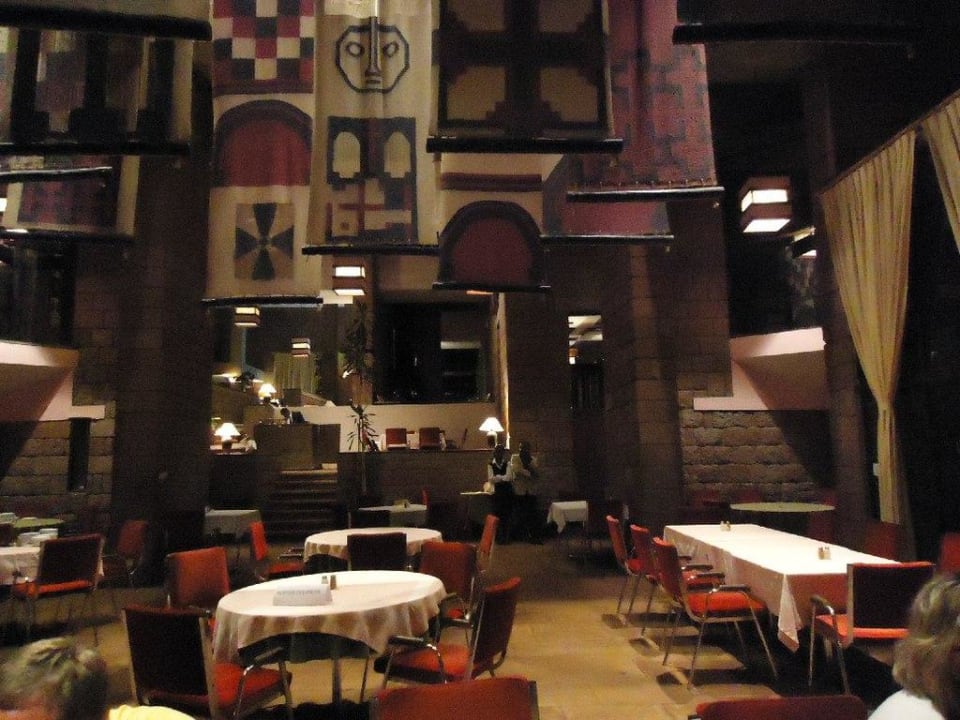 Restaurant mit schöner Deko Roha Hotel