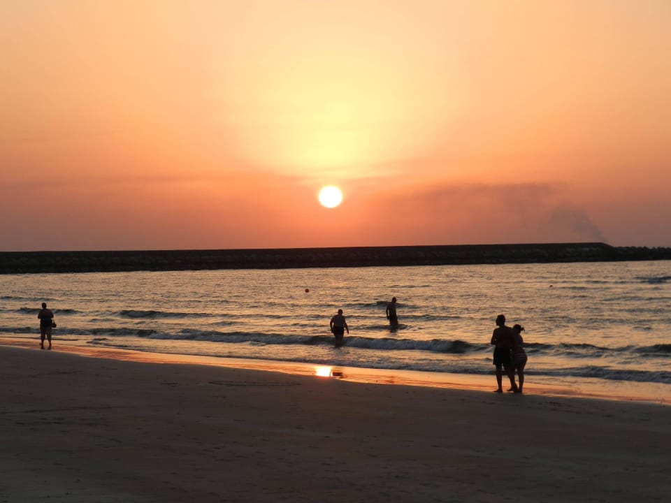 Sonnenuntergang The Cove Rotana Resort