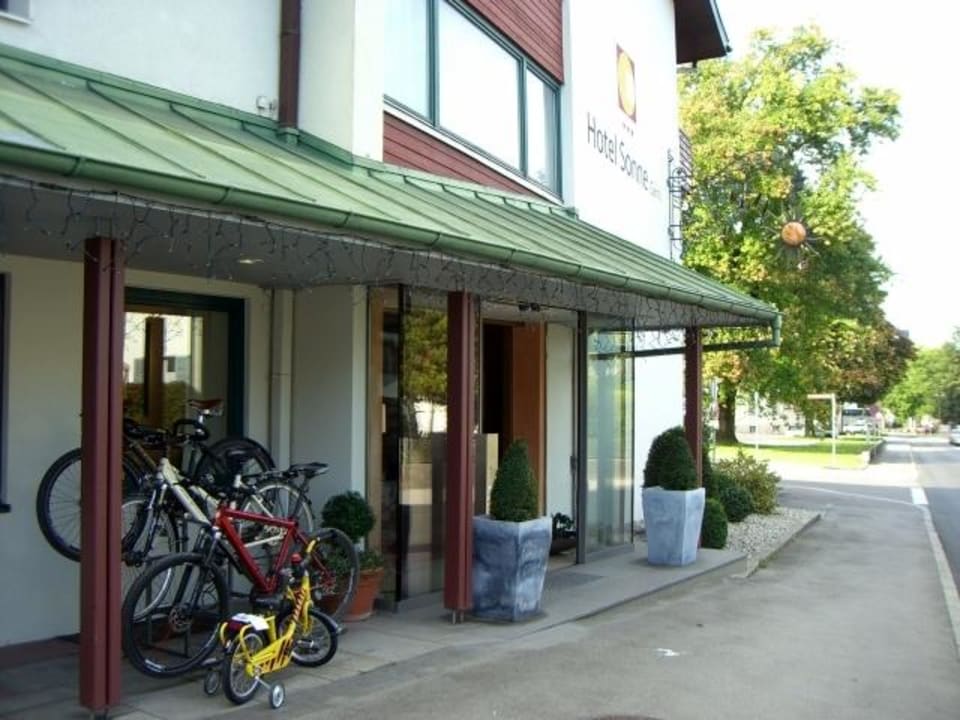 Hoteleingang mit Bikeverleih SONNE_1806, Hotel am Campus Dornbirn