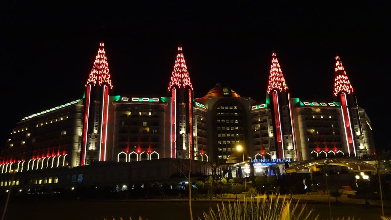 Das Hotel leuchtet in verschiedenen Farben Hotel Delphin Imperial