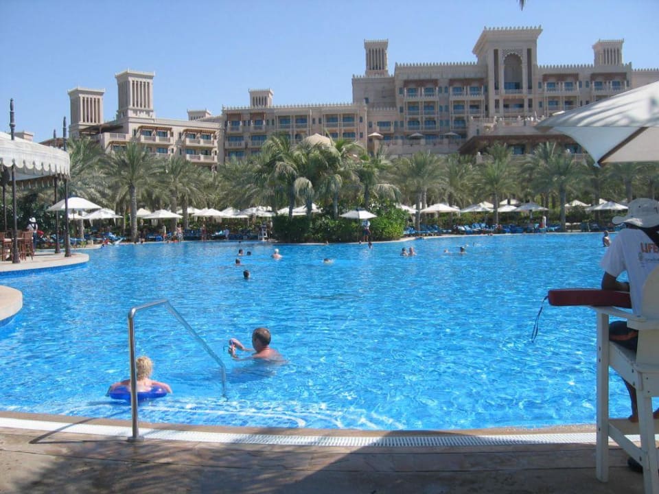 Pool mit Blick auf das Hotel Jumeirah Al Qasr