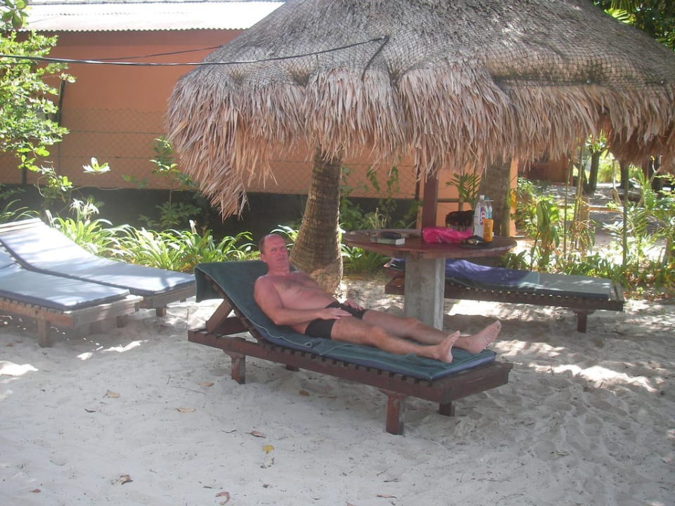 Liegen am Strand Hotel Beach Garden Resort