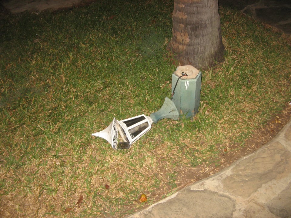 Kaputte Lampe PrideInn Flamingo Beach Resort & Spa