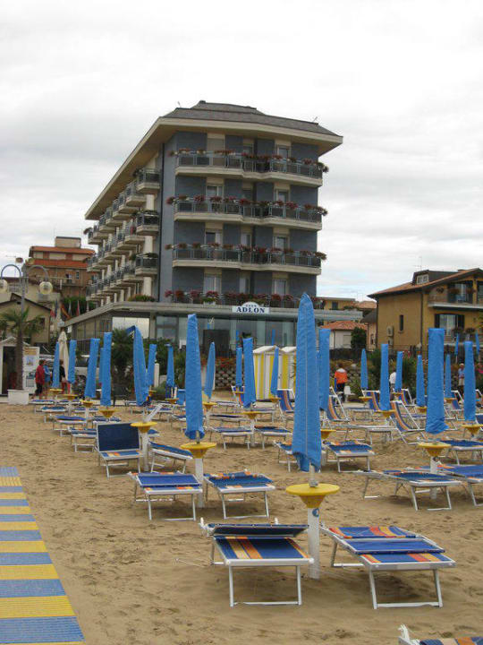 Das Hotel vom Strand aus gesehen Hotel Adlon