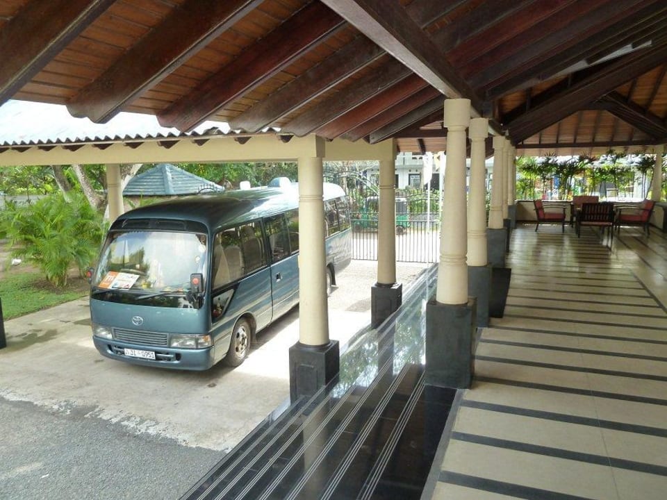 Hoteleinfahrt mit Zugang zur Rezeption EKHO Surf