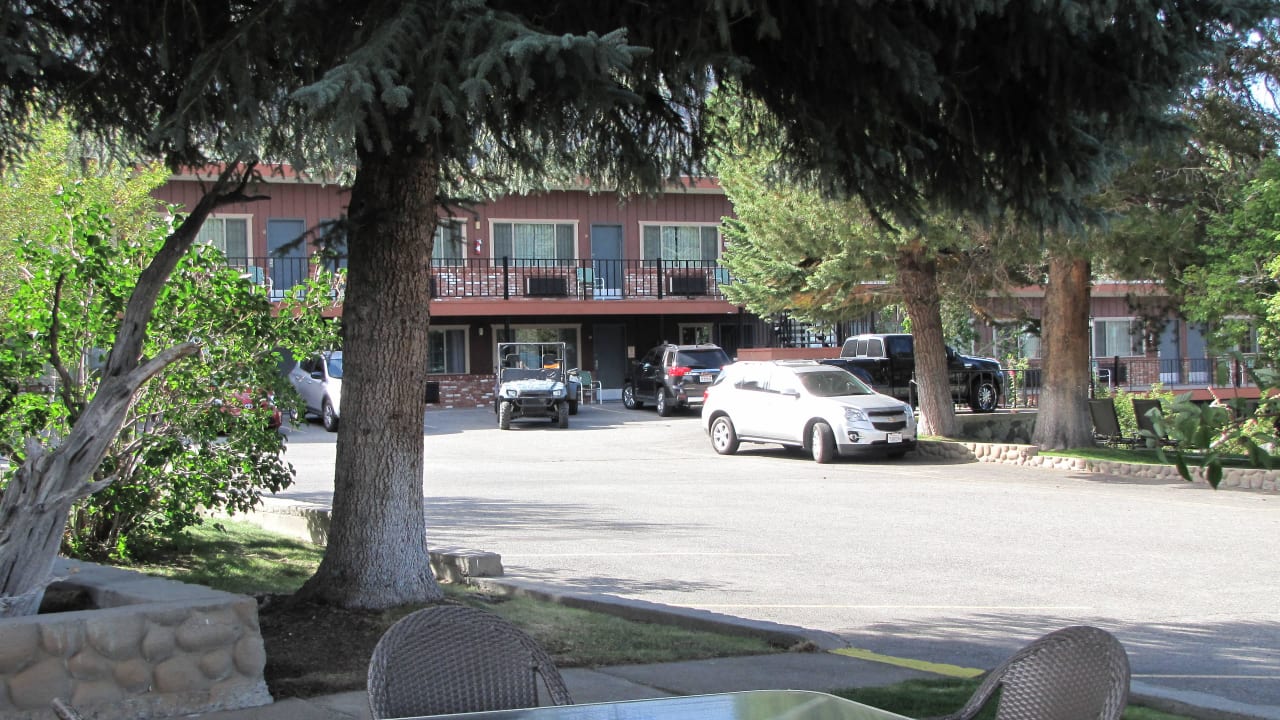 Blick durch die kleine Gartenanlage Hotel Lake View Lodge