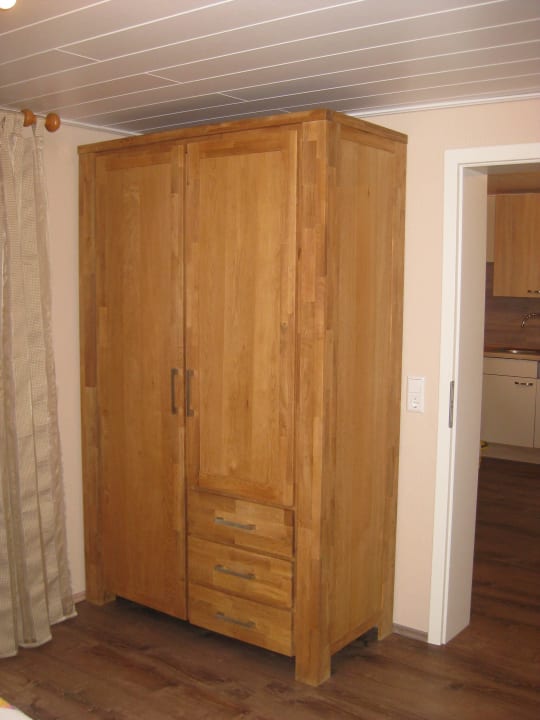 Kasten im Schlafzimmer Ferienwohnung Bing